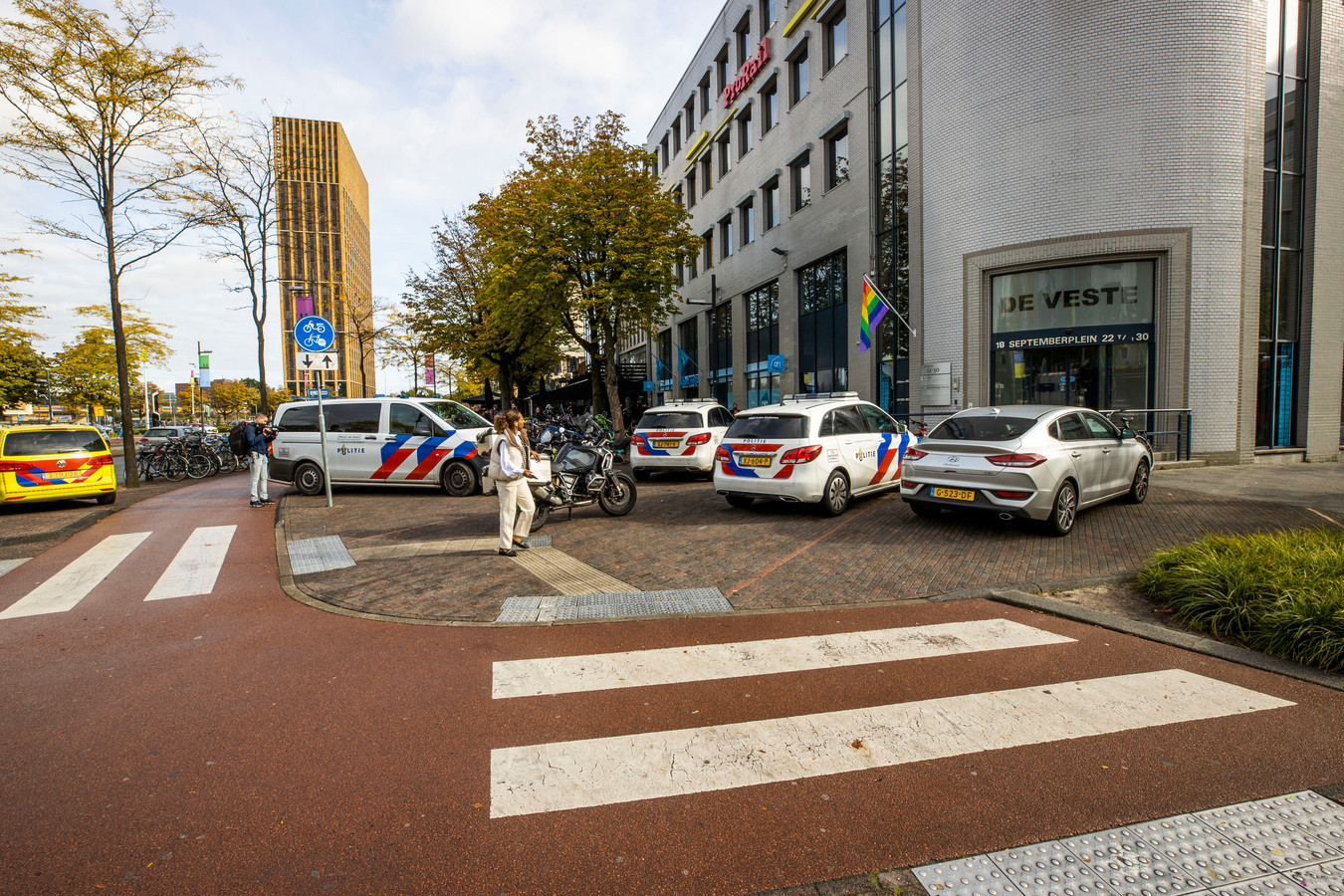 Meteen na de steekpartij staat de politie met meerdere wagens op de stoep voor de Albert Heijn-supermarkt waar twee medewerkers zijn neergestoken.