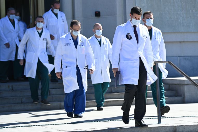 Dokter Sean Conley (rechts) en zijn team gaven in een persconferentie een update over de gezondheidstoestand van Amerikaans president Donald Trump. Beeld AFP