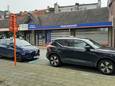 De scanwagen stond dinsdag geparkeerd voor de nieuwe parkeerwinkel, buiten de afgelijnde parkeervakken.