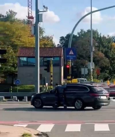 Straffe videobeelden tonen hoe agressieve man aan BMW hangt in Brugge, terwijl bestuurder met hoge snelheid wegrijdt
