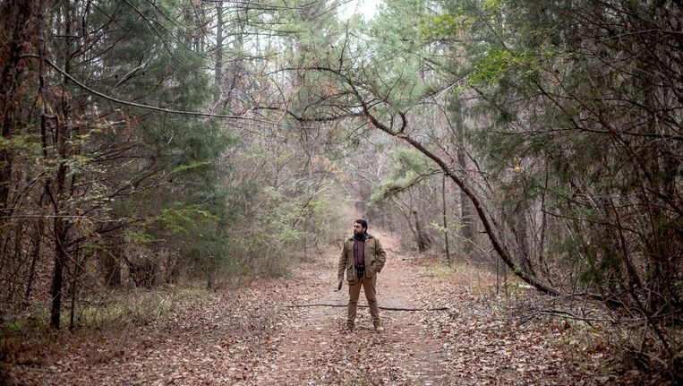 Brian Reed, de maker van S-Town in het bos in Alabama. Beeld Andrea Morales