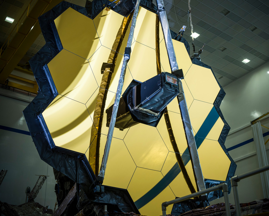 De spiegel van de James Webb Space Telescope. Deze bestaat uit achttien achthoeken.