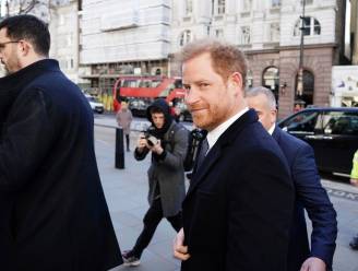 Hypocriet of net slim? Prins Harry claimt de spotlights tijdens rechtszaak: “Duidelijke boodschap aan de pers, maar ook aan zijn vader” 