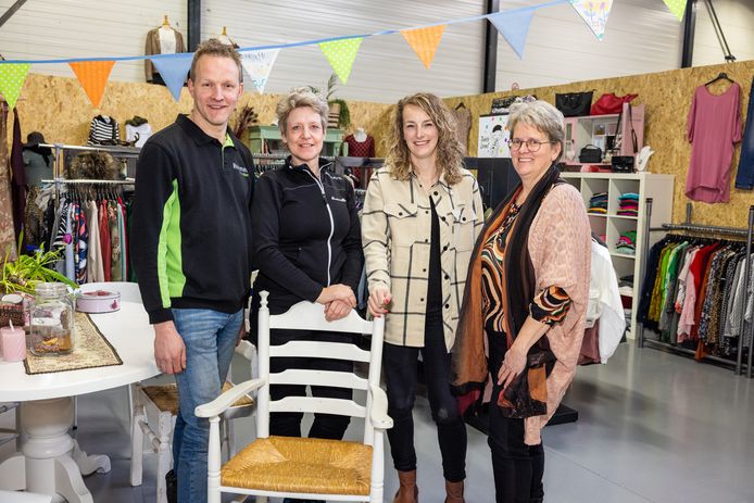 Paul Hulsman van Hulsman Bouwplus, Judith Hulsman van KokkieBikes, Kim van Dartel van Tielbeke Transport en Jolanda Ramerman van kledingbieb Onze Tante Leen (vlnr).