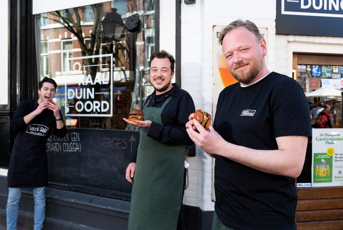 Bakker Maxim Rousseau van Sucré Salé en slager Nick Warrington van ‘t Oude Ambacht (groen schort) zijn deel van het geheim om de hamburger van Lokaal Duinoord te maken.