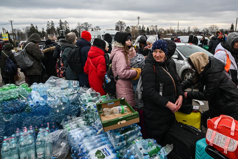 Voedselbedeling voor vluchtelingen aan de Pools-Oekraïense grens in Medyka.
 Beeld Getty Images