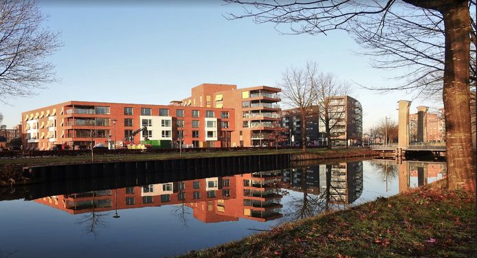 Het zorgcomplex ligt langs het kanaal in Apeldoorn.