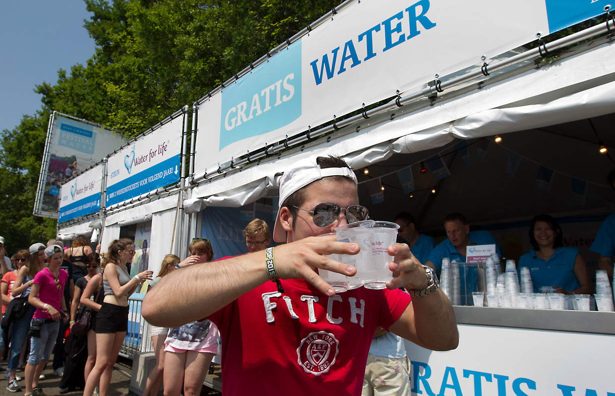 Een bezoeker van Pinkpop haalt water. Beeld ANP Kippa