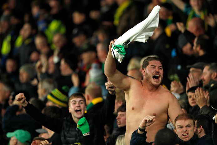 Norwich-fans vieren de 0-1 van hun club gisteravond bij Watford.