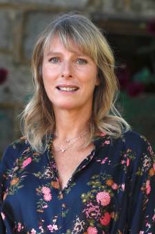 “Désolée, je n’ai pas pu résister”, la fessée de l’actrice Karin Viard à une journaliste ne passe pas