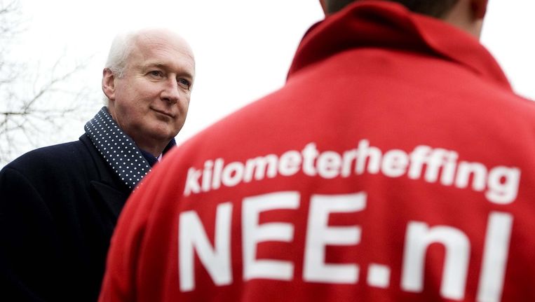 Directeur van de ANWB, Guido van Woerkom luistert naar een actievoerder. Tientallen automobilisten demonstreerden in Den Haag tegen de plannen voor de kilometerheffing. Beeld anp