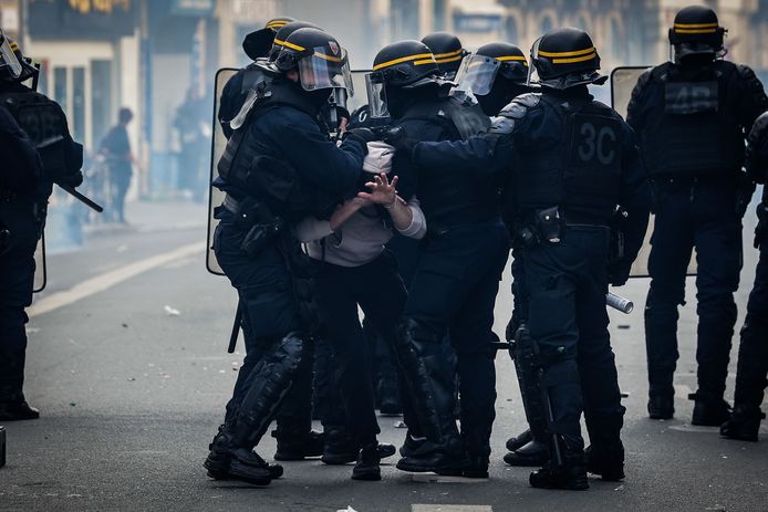 Toenemende Kritiek Op Handelen Franse Politie Bij Aanhoudende Pensioenprotesten Buitenland