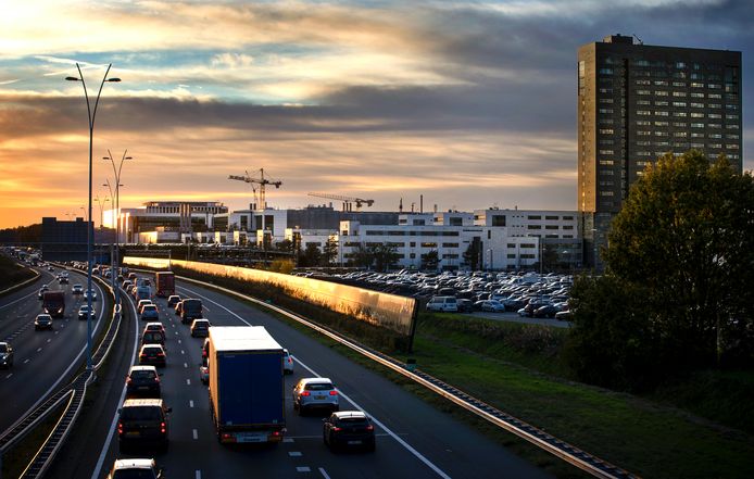 De campus van ASML in Veldhoven, met rechts het hoofdgebouw.