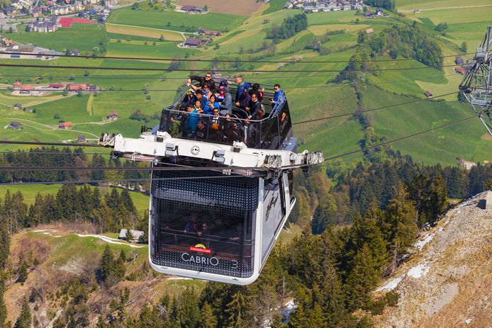 Een van de open gondels van de Stanserhorn Bahn.