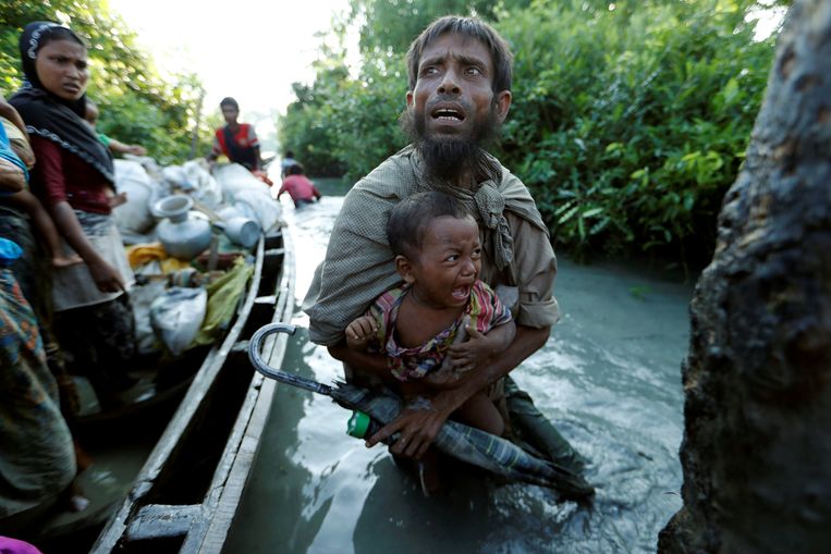 Rohingya op de vlucht komen in Bangladesh aan na het oversteken van de rivier Naf, die de grens markeert tussen het zuidwesten van Myanmar en het oosten van Bangladesh. Beeld Reuters