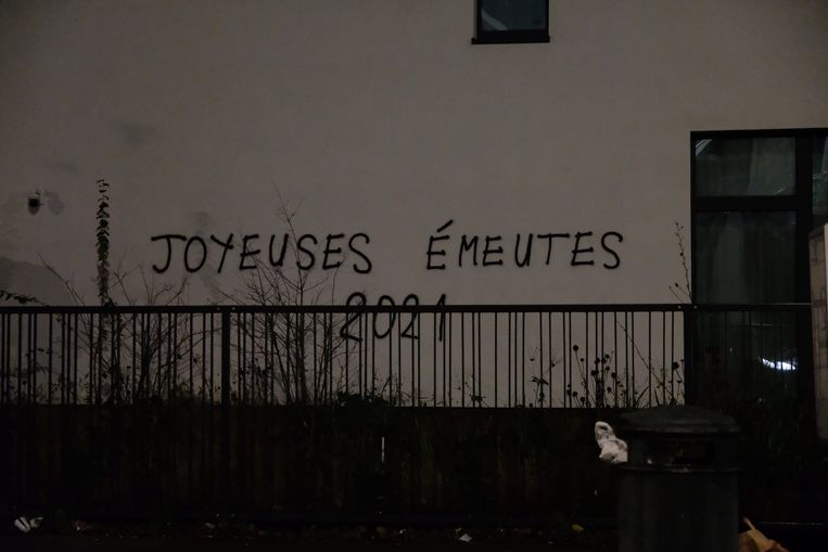 Op een gevel verscheen vlak voor de jaarwisseling deze graffiti. Beeld Marc Baert