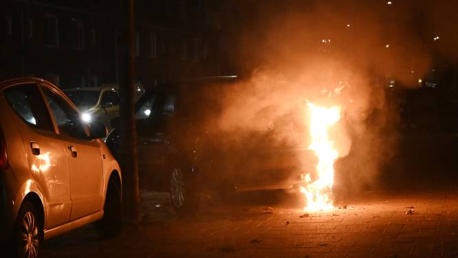 Twee autobranden in kwartier tijd in Bredase wijk, politie doet onderzoek