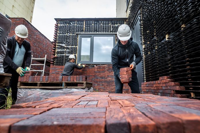 Er is minder werk in sectoren als de bouw.