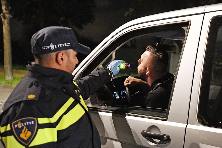 Vliegende alcoholcontrole op uitvalswegen bij Den Haag in 2017. Beeld Guus Dubbelman / de Volkskrant