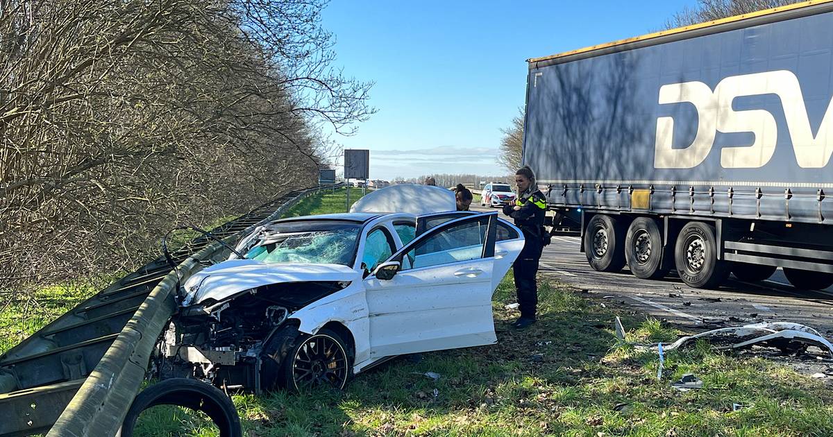 Automobilist gewond bij botsing met vrachtwagen op weg tussen Tholen en Halsteren.