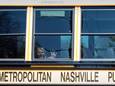 Een kind huilt in een wegrijdende schoolbus bij de school in Nashville.