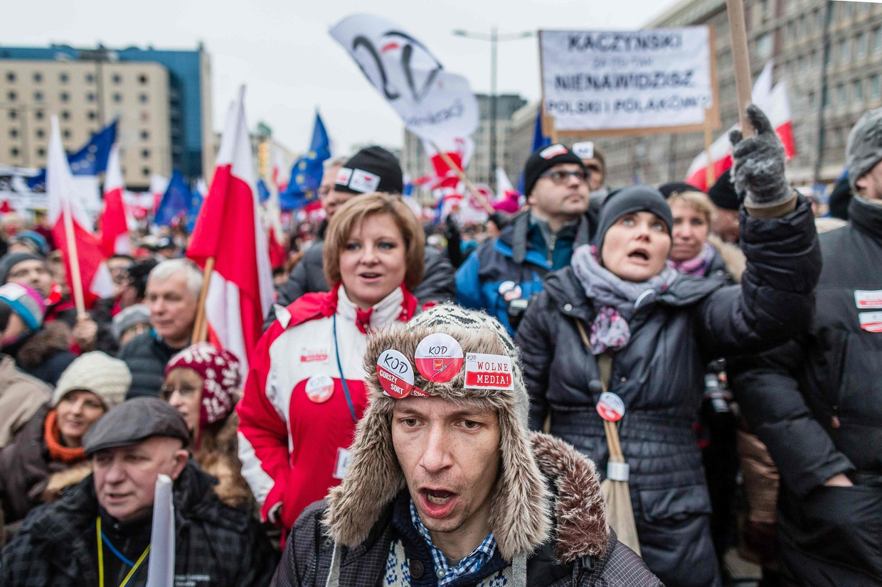 Demonstratie tegen PiS in Warschau, januari 2016. Beeld afp