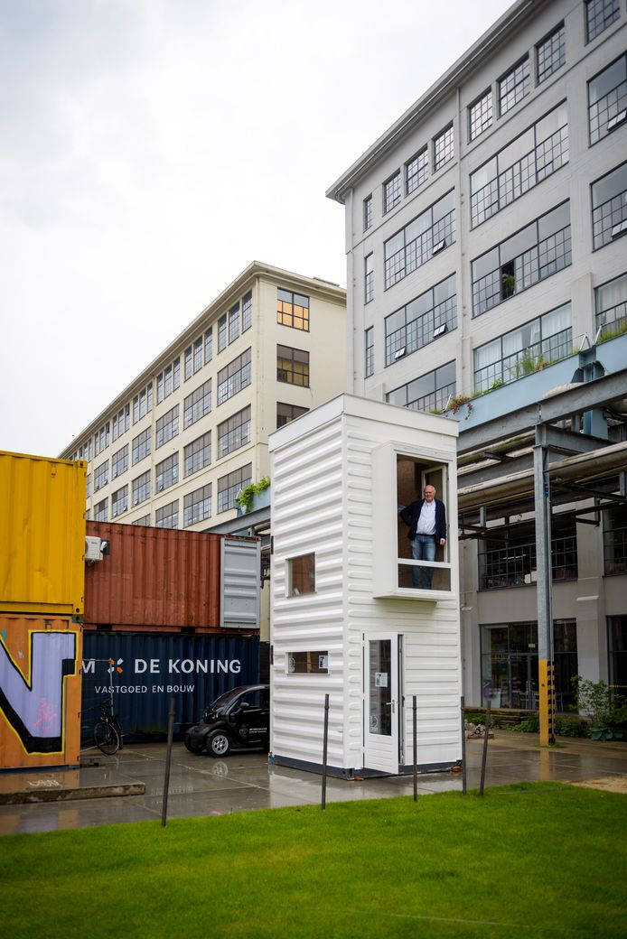Bas Luiting in de tot studentenwoning omgebouwde zeecontainer op Strijp-S.