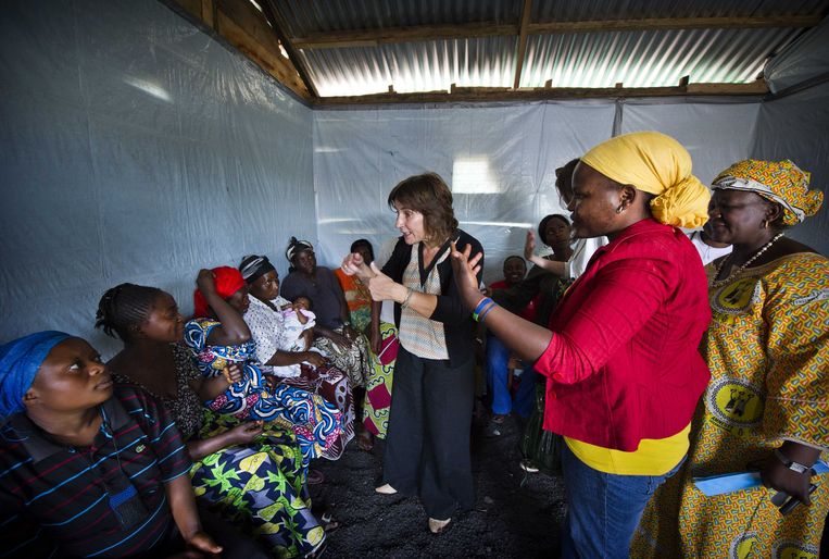 Minister Ploumen spreekt in 2013 met slachtoffers van seksueel geweld in kamp Munugu III net buiten Goma. Op het kamp is een ruimte waar alleen vrouwen mogen komen om aan elkaar hun verhaal te doen en aan hulpverleners. Beeld anp