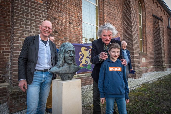 Onthulling borstbeeld Willem Sluiter :Hans Keuper en Eliad onthullen Beeld en naambord kunstenaar Anton ter Braak
