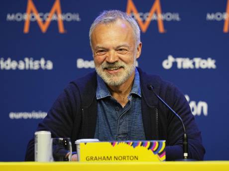 Graham Norton doet presentatie én commentaar songfestival: ‘Gaat hij met een kabelbaan?’ | Eurovisie Songfestival 2023