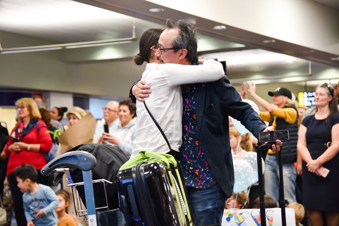Families omhelzen elkaar op de luchthaven van Wellington nadat de reisbubbel tussen Nieuw-Zeeland en Australië in april werd geopend.