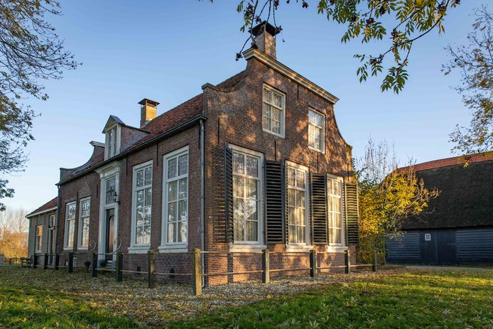 Nico Osse verkoopt zijn monumentale boerderij aan de Dorpsstraat 183 in Heinkenszand.