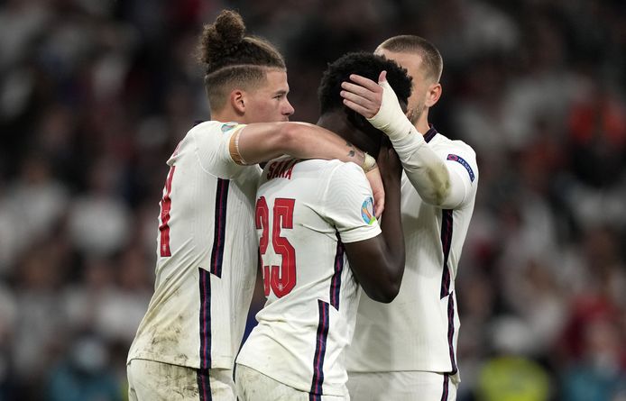 Bukayo Saka wordt getroost door zijn teamgenoten na zijn gemiste penalty.