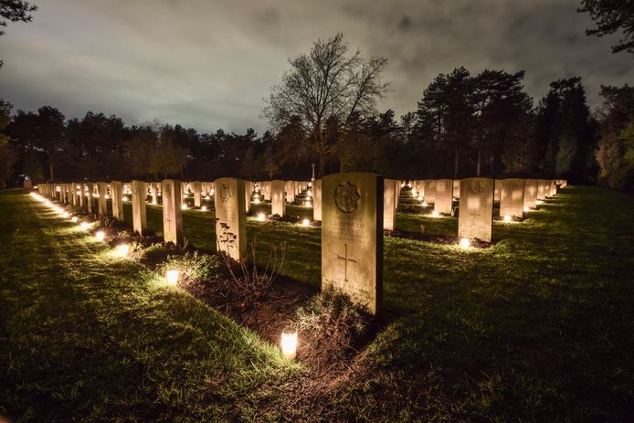 Lichtjes op de Canadese begraafplaats in Bergen op Zoom.