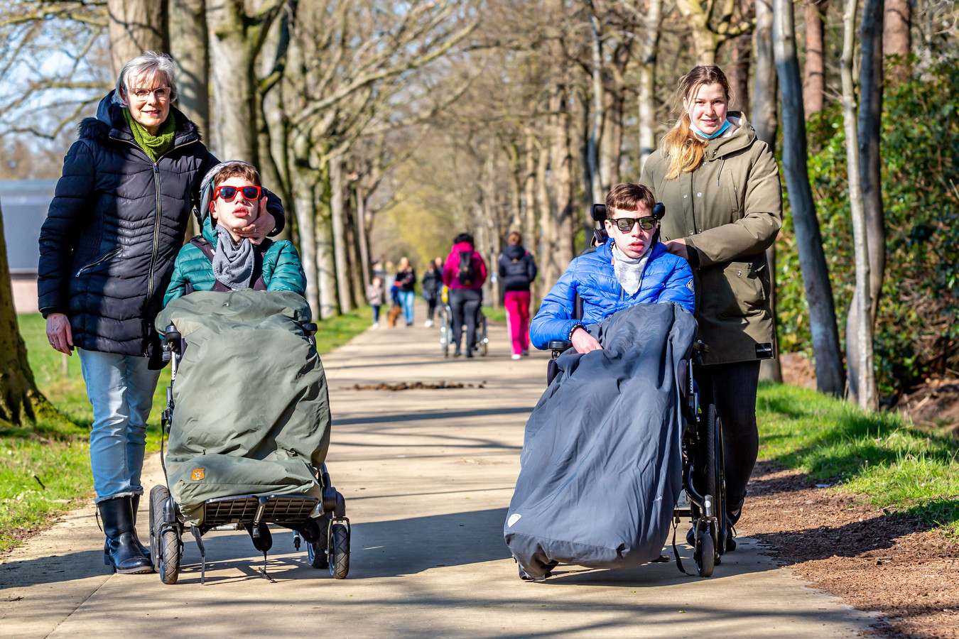 Bart (rechts) en Tijn samen met hun begeleidsters Milou en Eveline tijdens een wandeltocht van Zorg- en Logeerhuis De Regenboog in Roosendaal.