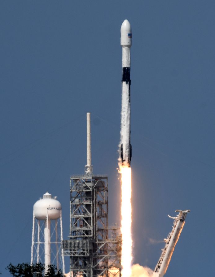 De Falcon 9-raket van SpaceCX bij de lancering vrijdag vanaf het Kennedy Space Center in Florida.