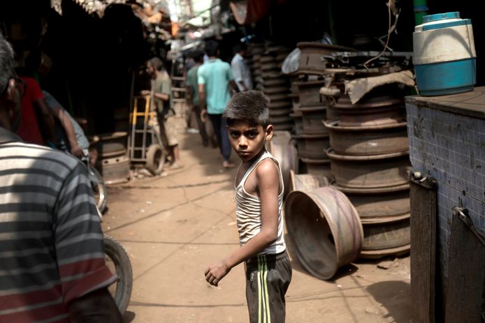 Een kindarbeider op een automarkt in Calcutta, in het oosten van India.