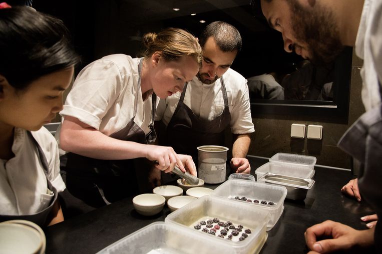 Keukenpersoneel in het Deense sterrenrestaurant Noma. Beeld NYT
