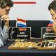 Roel Boomstra ‘sjoelt’ Alexander Schwarzman van dambord en is de nieuwe wereldkampioen