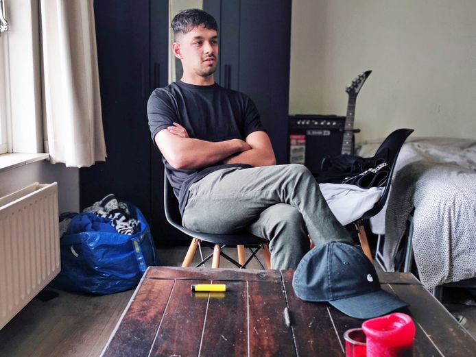 Jochem Schmidt (22) in zijn anti-kraak kamer in de oude Redoute in Sas van gent