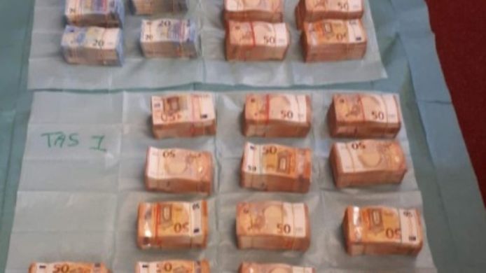 De 2,4 miljoen euro aan contact geld dat in de woning van de verdachte is aangetroffen.