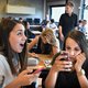Opinie: Liever maatwerk en een leidraad dan een wettelijk verbod op mobieltjes in klas