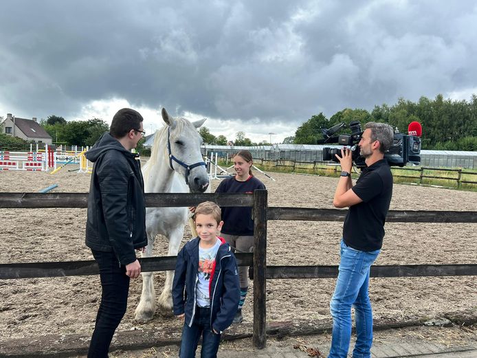 Wesley geeft een interview aan de collega's van VTM bij het paard.