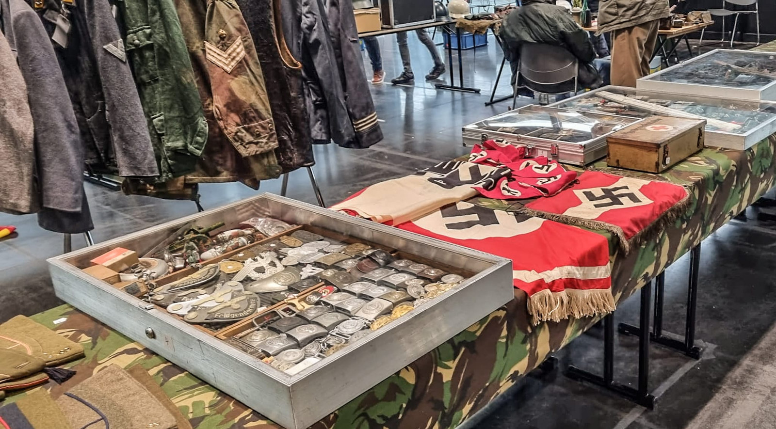 verlegen troon Sloppenwijk Spullen met nazisymbolen mogen verkocht worden, als ze origineel zijn”:  Verzamelaars van militaire voorwerpen snuisteren op beurs in Kortrijk |  Foto | hln.be