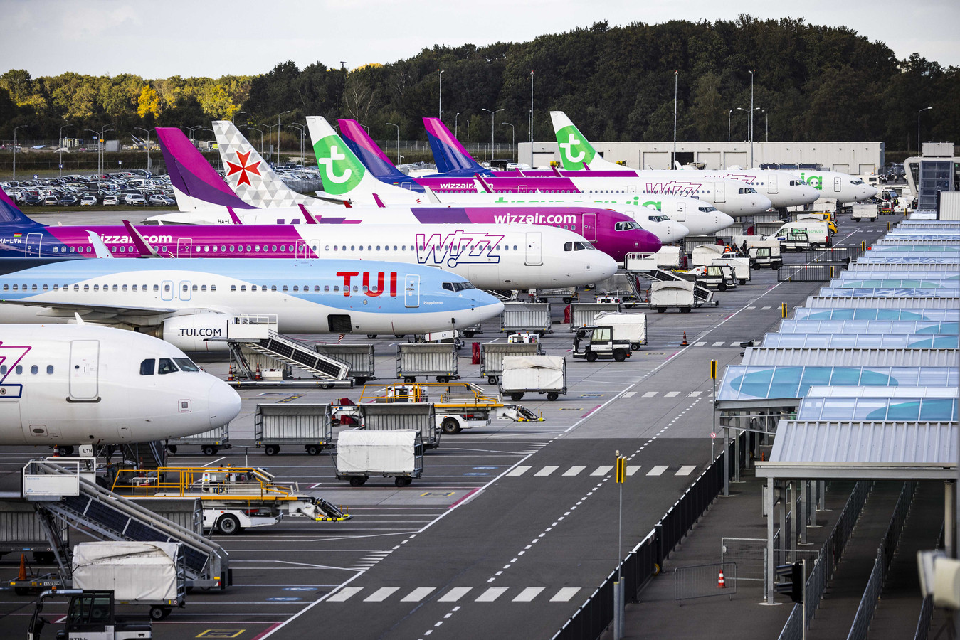 Bagagestoring Eindhoven Airport verholpen, geannuleerde vluchten van ...