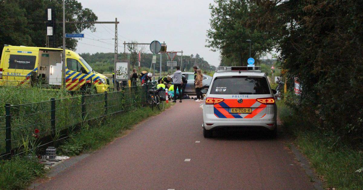 Zwaargewonde scooterrijder met spoed naar ziekenhuis na botsing in Hengelo.