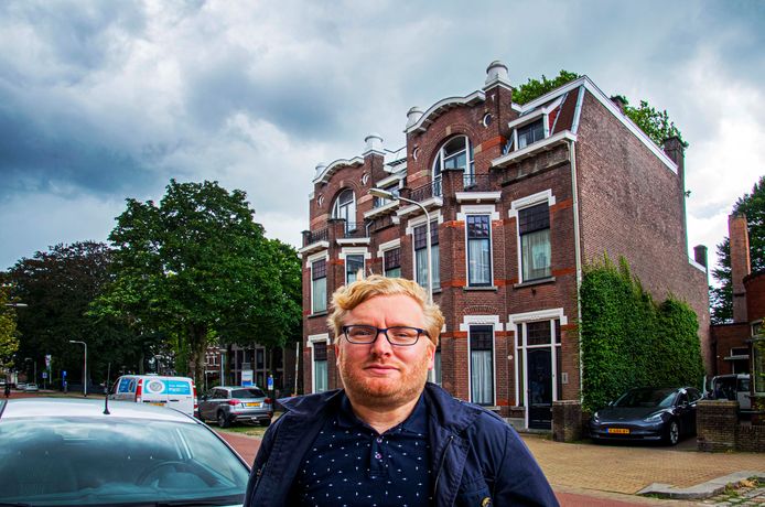 Maarten Vugs voor St. Josephstraat 112 (het rechtse deel) waar het Joodse gezin Gersons woonde, en daarna korte tijd zijn overgrootmoeder met acht kinderen.