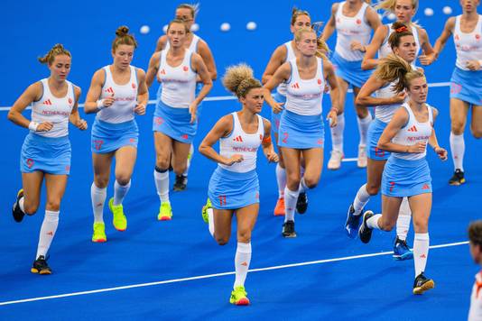 De hockeysters van Oranje warmen zich op voor het duel met China.