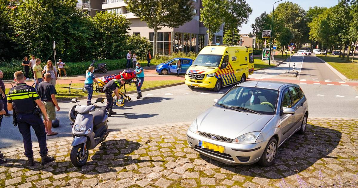 Vrouw op brommer gewond na aanrijding met auto in Geldrop.