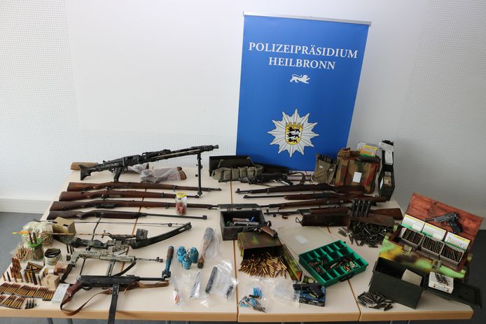 Het resultaat van een huiszoeking bij een 'Rijksburger' in Heilbronn: tientallen wapens en munitie.